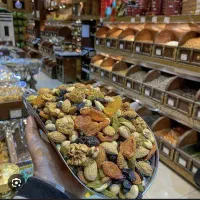 فروشنده خشکبار شیفت عصر پاچالدار خانوم و اقا