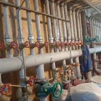 کارگر ساده دست به آچار جهت تعمیر و نگهداری تاسیسات