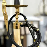 فروشنده آقا جوان در فروشگاه دخانیات فوری سن۱۷تا۲۱