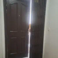 درب چوبی نو و آکاردئونی سالم سالم