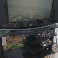 تلویزیون ومیز و دستگاه دیجیتال ودیویدی