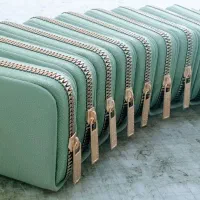 وسط کار خانم نیازمندیم