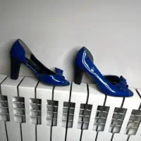 کفش پاشنه دار|کیف، کفش، کمربند|امامزاده عبدالله, |دیوار