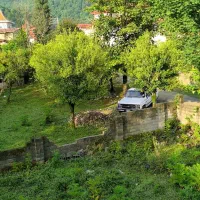 به یک سریدار یا مستخدم  در شمال.  متل قو نیازمندم