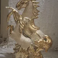 مجسمه اسب طلایی