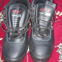 کفش ایمنی و سنگ اوپن