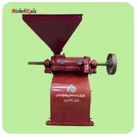 کارگر وارد جهت کار در کارخانه برنجکوبی