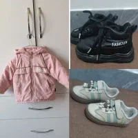 فروش دو جفت کفش و کاپشن بچگانه
