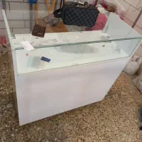 ویترین شیشه ای