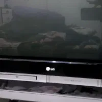 تلوزیون ال جی با میز تلوزیون سالم