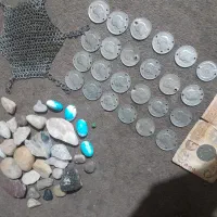 مجموعه ای از سنگ و سکه و شاهی