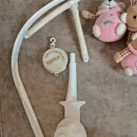 عروسک و اویز تخت کودک