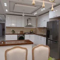 کابینت هایگلاس در حد خیلی نو سینک و هود