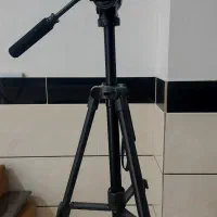 سه پایه دوربین عکاسی . فیلمبرداری