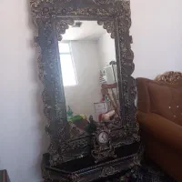 اینه و کنسول به همراه ساعت رو میزی .