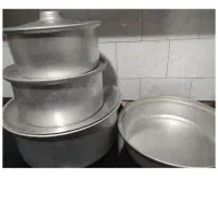 دو  دست  قابلمه  و به همراه یک ماهی تاب