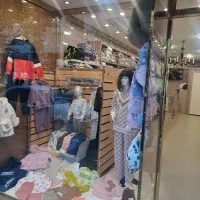 فروشنده پوشاک بچه گانه
