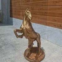 مجسمه تزئینی اسب.فقط گوشش یکم پریده