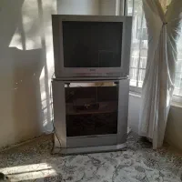 تلویزیون ۲۹ با میز بسیار تمیز ودکوری زیبا