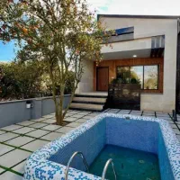 وسط حیاط ویلااستخربادرخت نارنگی یه حیاط پشتی باصفا