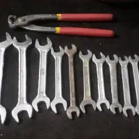 دریل شارژی و مقداری ابزار