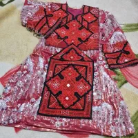 یک دست لباس بچه گانه به فروش می‌رسد