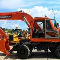 راننده بیل مکانیکی چرخ لاستیکی