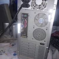 کامپیوتر با مشتری واقعی کنار میام