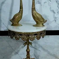 قوهای عاشق با میز برنزه