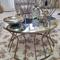 میز جلو مبلی همراه با سه گل میز
