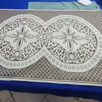 مقداری لباس پارچه ورو میزی
