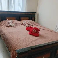 فروش تخت و دراور چوبی با آینه