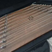 سنتور حمید موسوی و میز سنتور و کیف