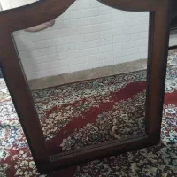 آینه با قاب دور چوبی