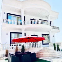 عمارت سفید ۶۰۰ متر مراسمی استخر روباز|اجارهٔ کوتاه‌مدت ویلا و باغ|رودهن, |دیوار