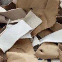 پرتی از پارچه ی مبلی داخل کوسن