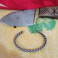 فروشه دستبند ویک عدد چاقو