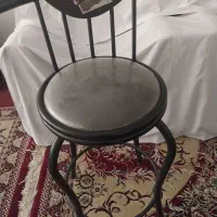 چندتا صندلی سالم بدون شکستگی