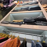 قیمت‌مناسب،ویترین(MDF)ضخیم مناسب پوشاک|فروشگاه و مغازه|رشت, معلم|دیوار