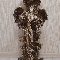 میز دو رویه هر طرف ی مجسمه