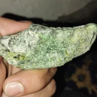 سنگ راف زمرد و یشم معدنی با ذرات طلا انرژی درمانی|جواهرات|اشتهارد, |دیوار
