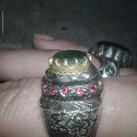 زمرد با مخرج های یاقوت سرخ مهر دار