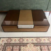 میز وسط همراه شیشه روی کار