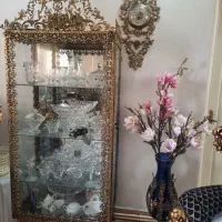 ظروف زیبای برنجی و چراغ های کریم خانی تابلو فرش