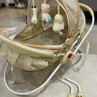 گهواره و تخت کنار مادر