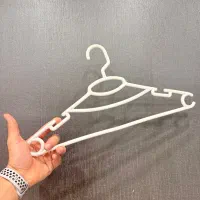 تعدادی چوب لباسی رگال مانکن