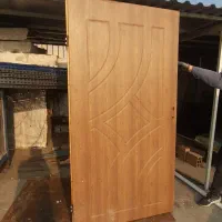 درب ورودی آپارتمان همراه با چهار چوب