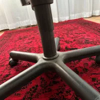 صندلی چرخ دارد