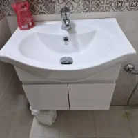 روشوی کابینتی همراه با آیینه و شیر اهرمی