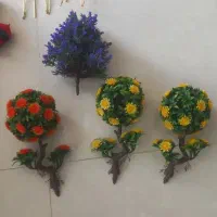 تعدادی گل و بوته مصنوعی